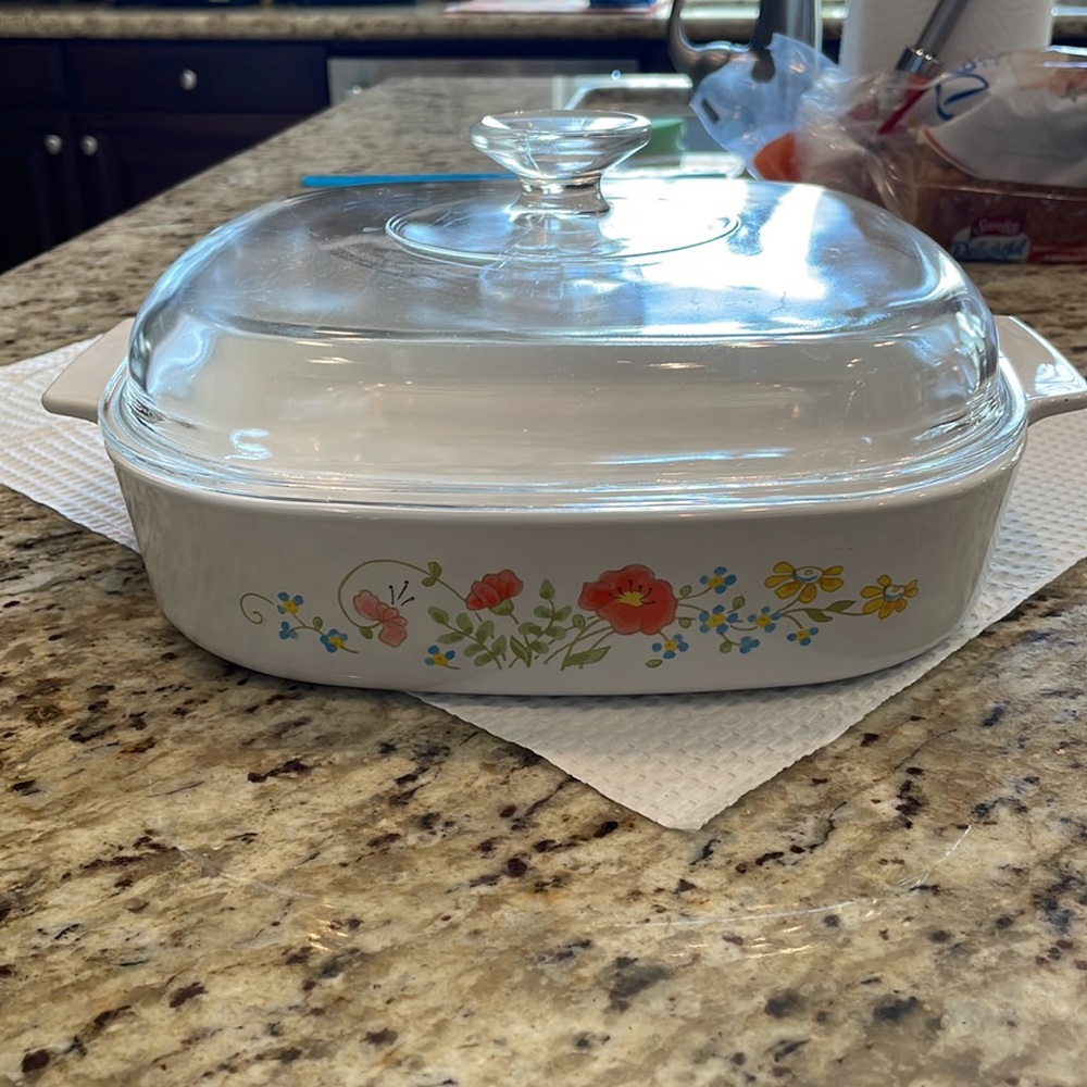 Vintage Corning ware Pyrex with lid. 10 x 10 x 2”.
